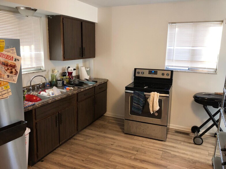 Building Photo - 731 S Woodlawn Ave