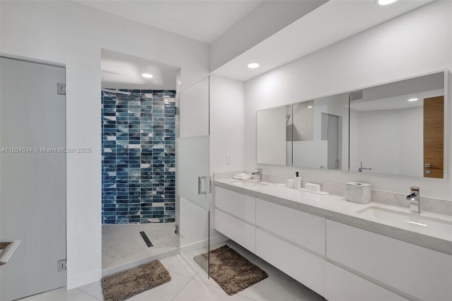 Building Photo - 300 S Pointe Dr