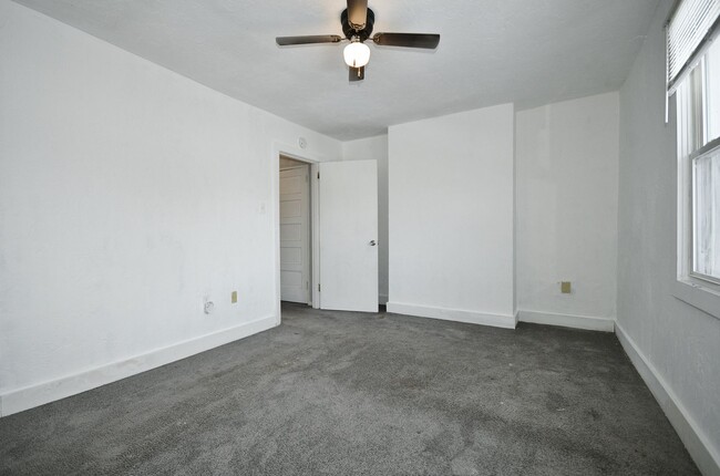 Building Photo - 2 Bed/1Bath Single Family Row House - Sect...