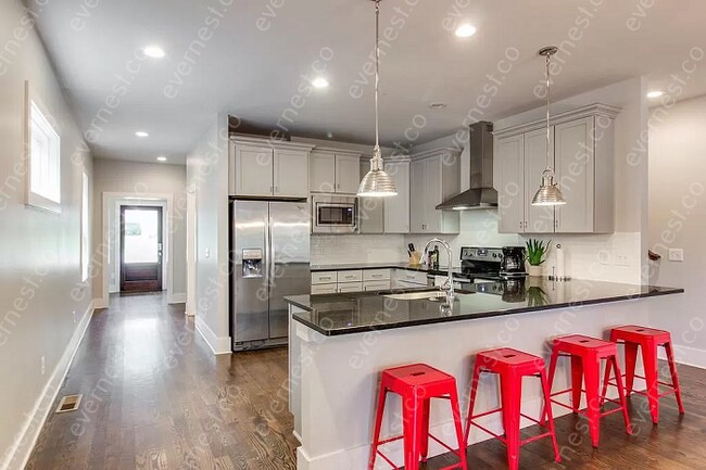 Building Photo - 3 bed / 3 bath home