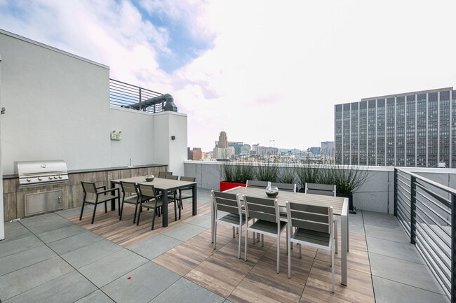 Building Photo - 719 Larkin St