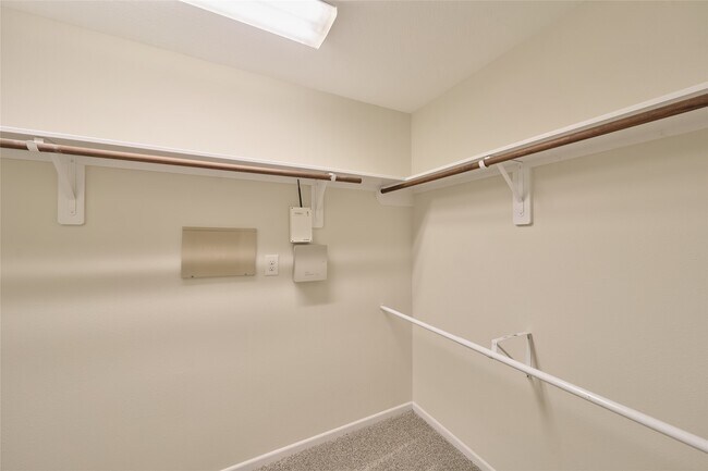 Building Photo - 12515 Lakeshore Dr