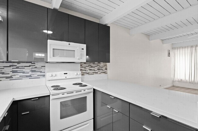 Primary Photo - Renovated Tropic Gardens Town House for rent!