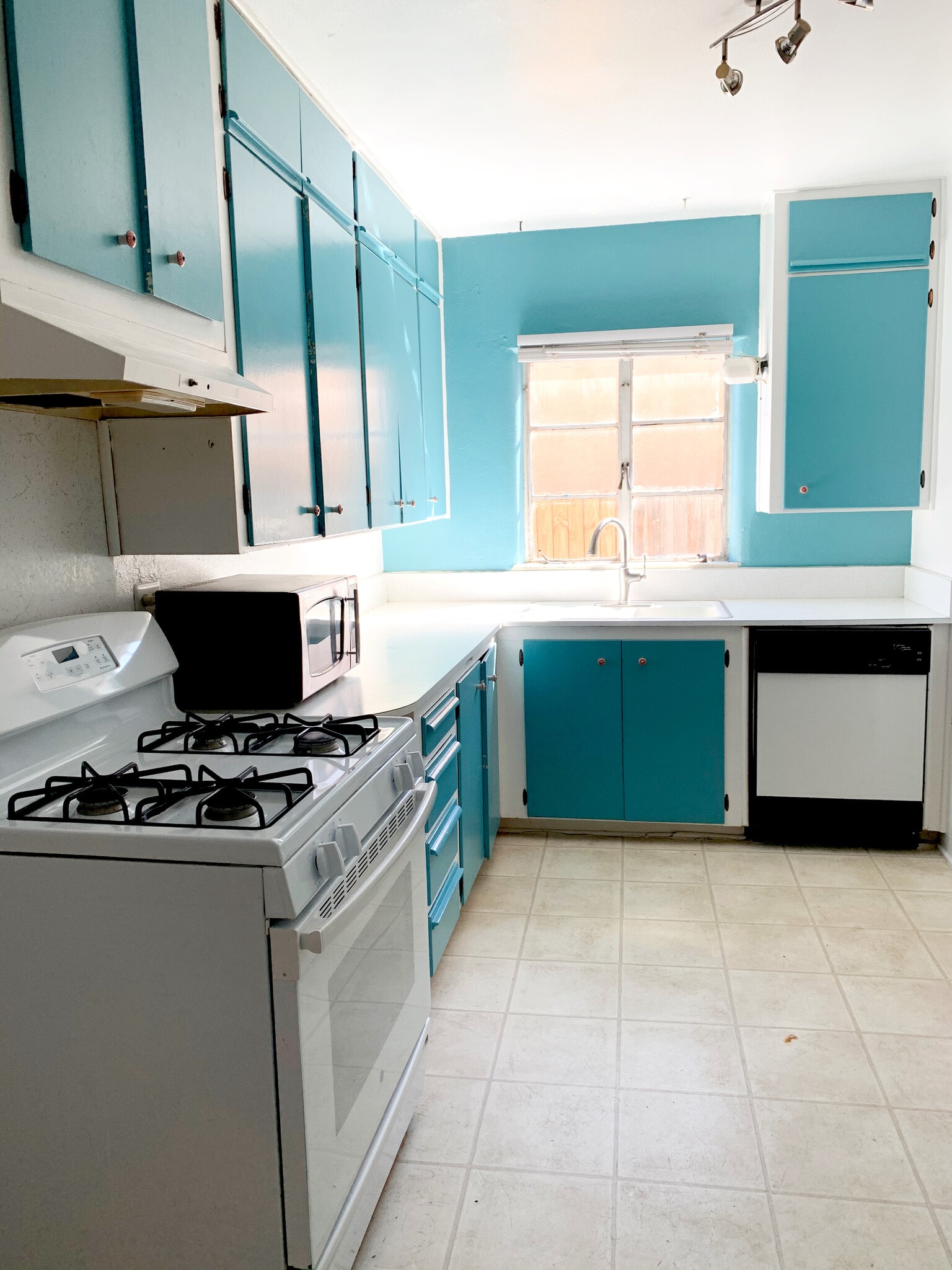 Building Photo - 417 Princeton Dr SE