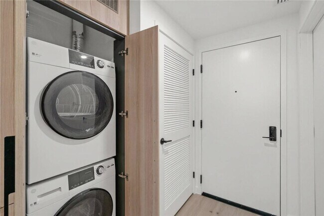 Building Photo - 225 N Miami Ave