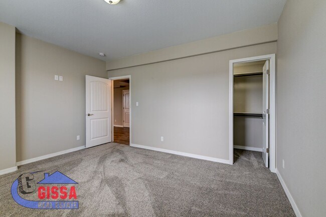 Building Photo - Beautiful home with 5 bedrooms, 4 bathroom...