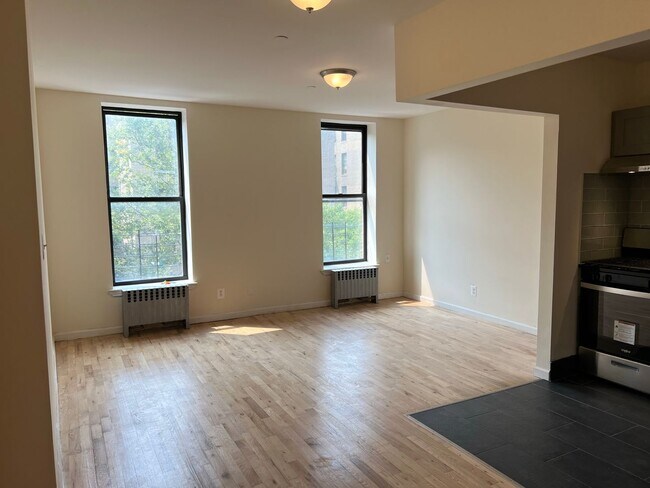 Interior Photo - 1256 CLAY AVE (929)263-1665