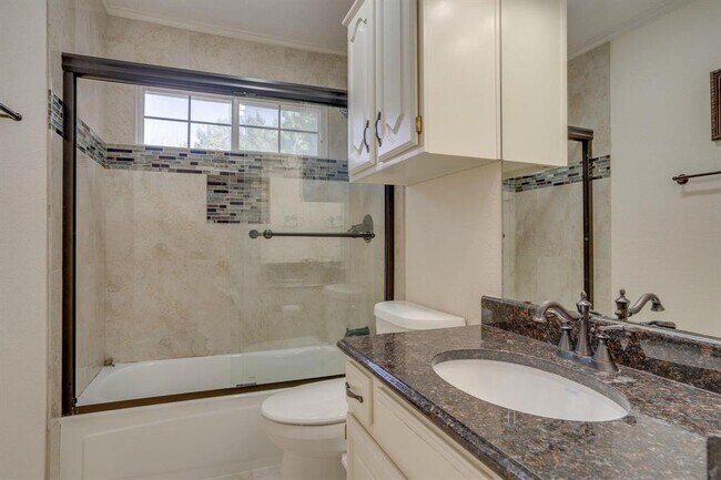 Building Photo - 2613 Brookside Dr