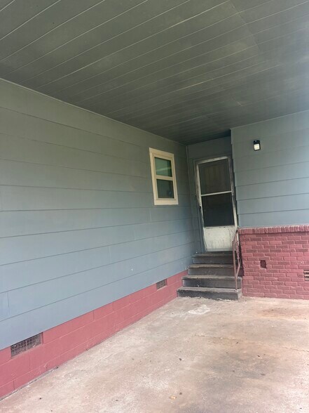 Building Photo - 2421 N Prospect Ave