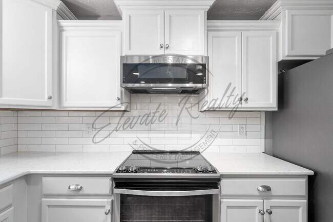 Building Photo - Charming 3-Bedroom Home with Bonus Room, F...