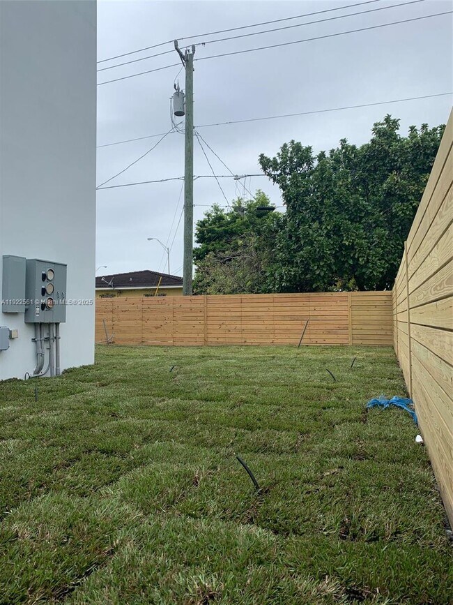 Building Photo - 805 E 28th St