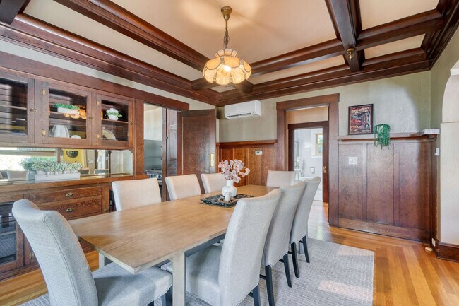 Building Photo - 2034 NE Flanders St