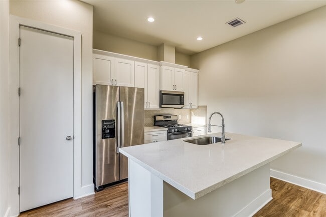 Building Photo - 833 Dorchester St