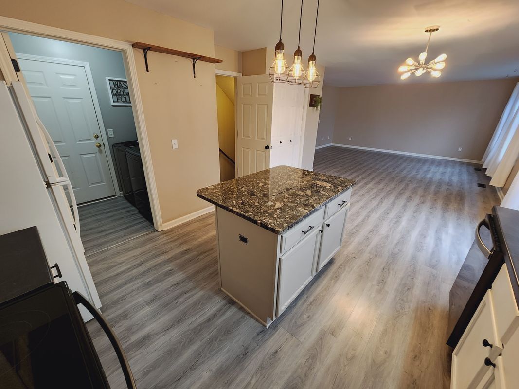 Building Photo - 5184 Meadow Crest Cir