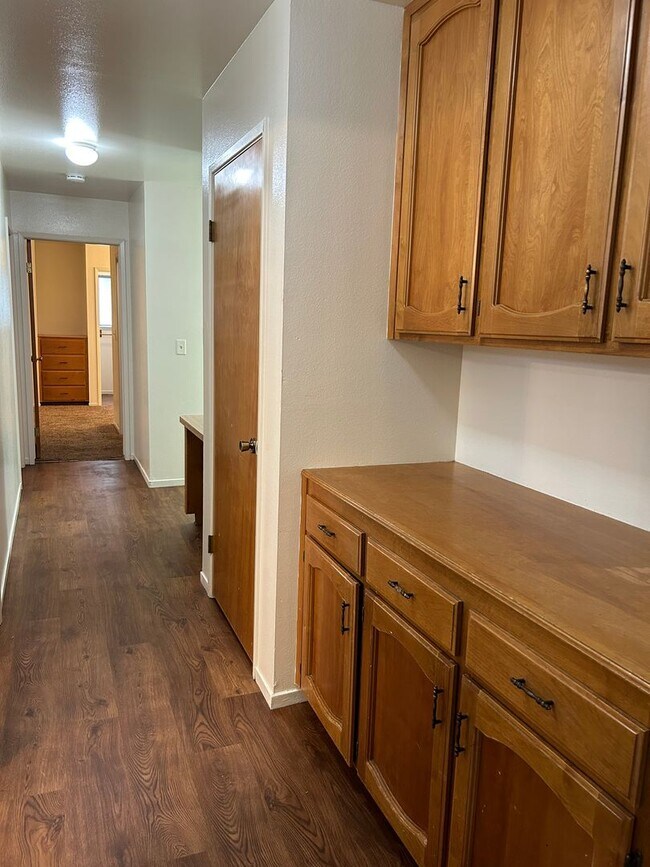 Building Photo - 1846 N Selina Ct