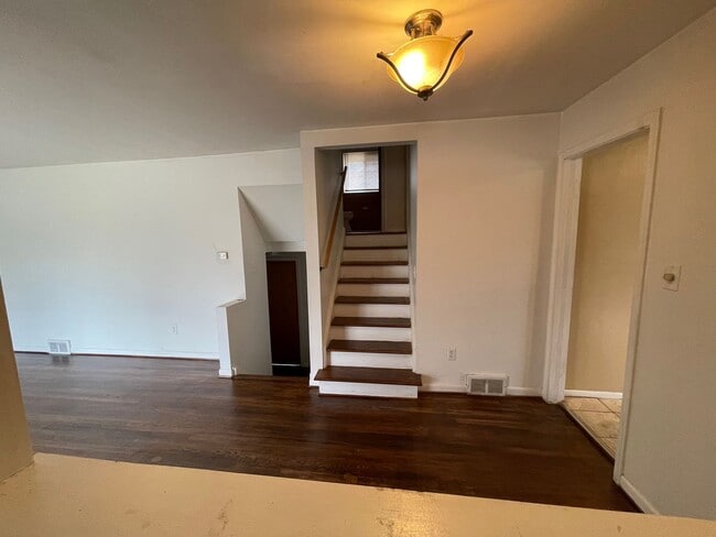 Building Photo - 3-Bedroom Home in Sought-After Cranbrook Village