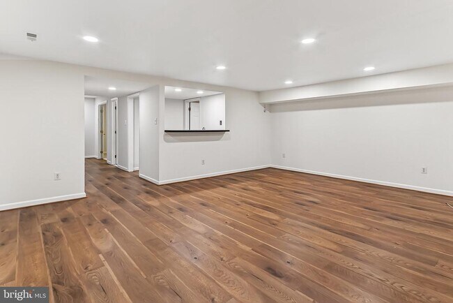 Building Photo - 4021 Lake Glen Rd