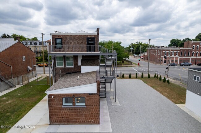 Building Photo - 1529 W Market St