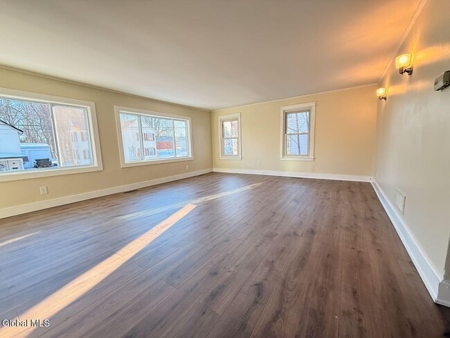 Building Photo - 314 Main St