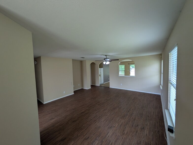 Building Photo - 133 Carolyns Way