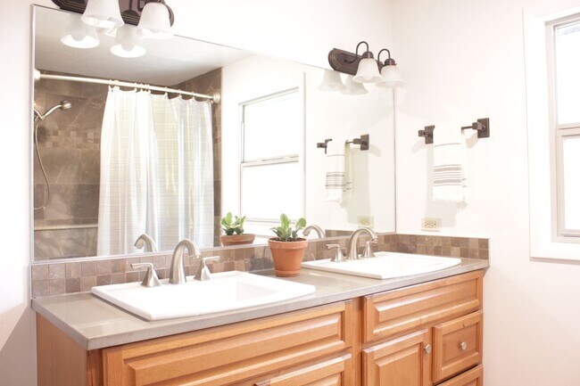 Building Photo - Fully Furnished Home for Lease Near Hospit...