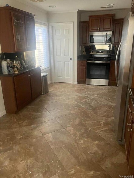 Building Photo - 389 Clubhouse Ct