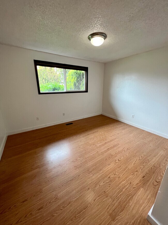 Building Photo - 990 Janes Rd