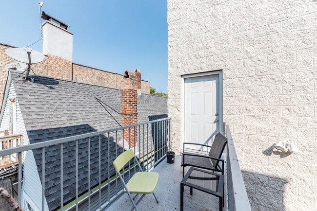 Building Photo - 1916 N Kedzie Ave