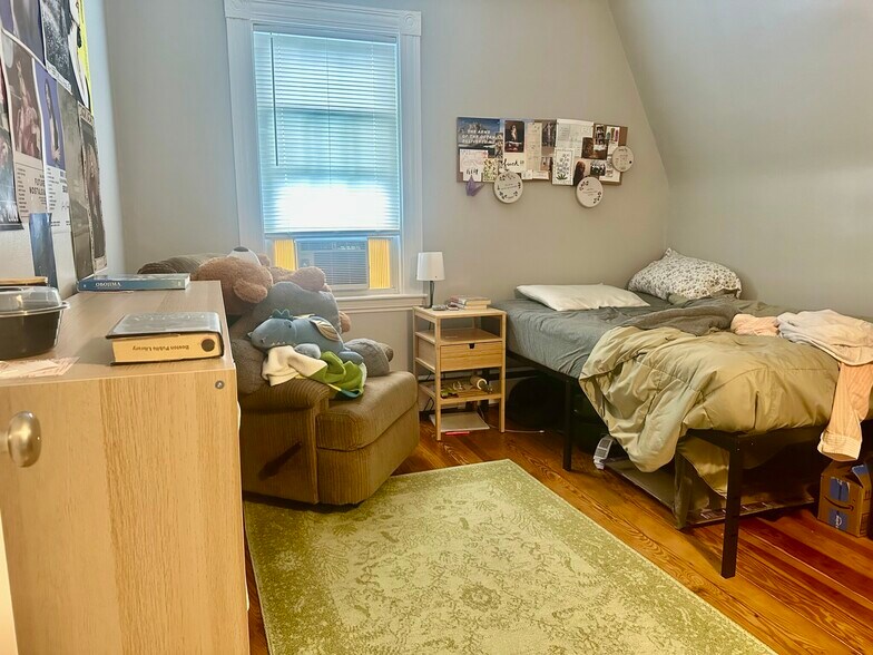 Building Photo - 135-137 Nonantum Unit 1