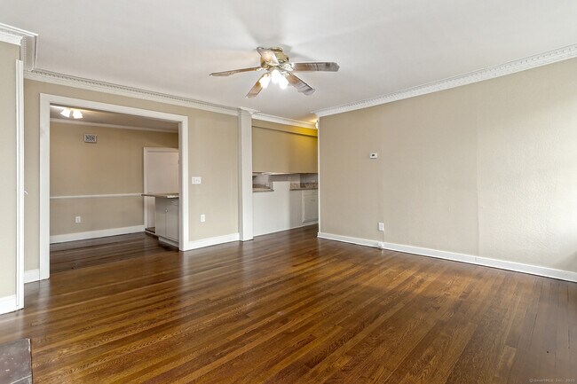 Building Photo - 562 Amity Rd