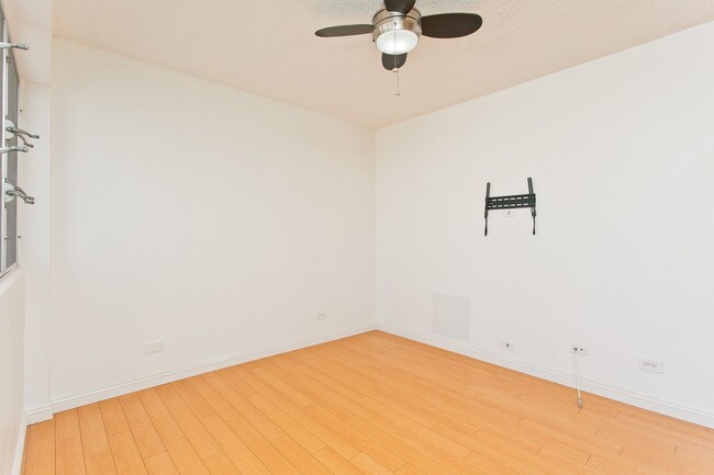 Building Photo - AVAILABLE NOW !!!!  Conveniently Located O...