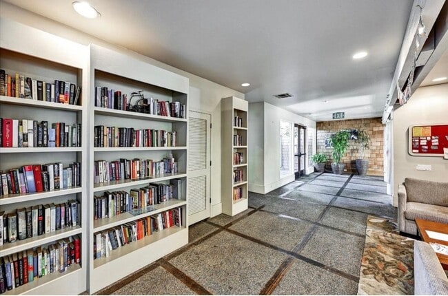 Building Photo - 2224 Woodside Ln