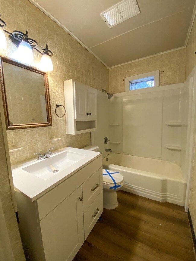 Building Photo - 3 bedroom 1 bath near the university of Memphis