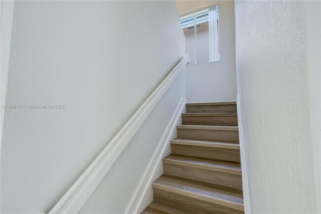 Building Photo - 383 NE 34th Terrace