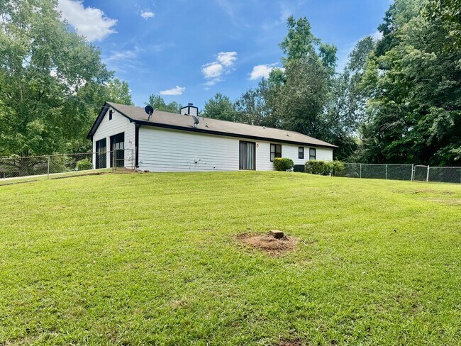Building Photo - Corner Lot - Ranch home in Powder Springs!
