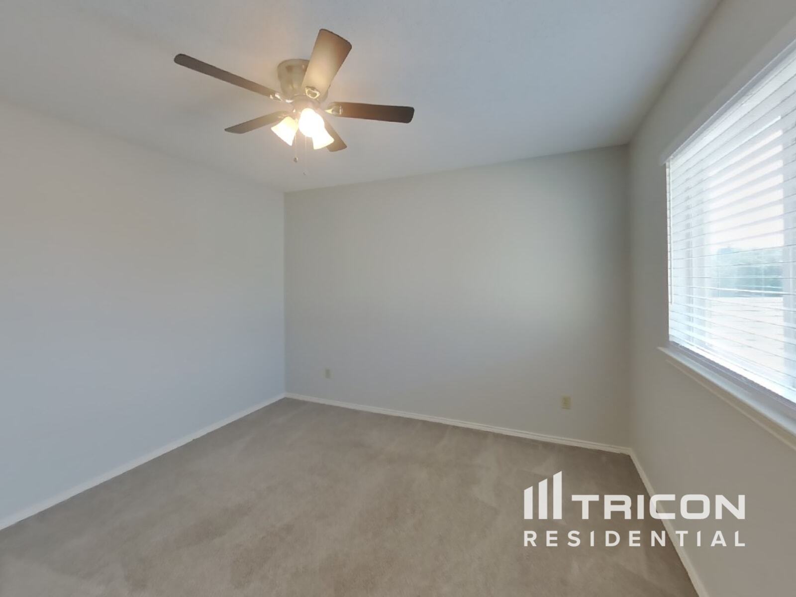 Building Photo - 1611 Sunset Village Dr