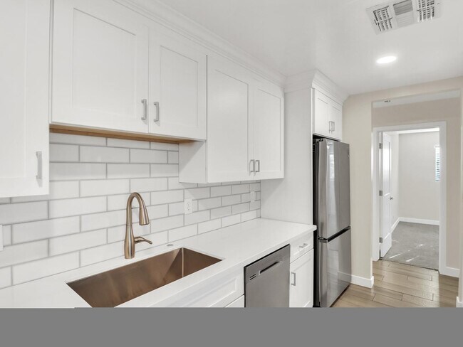 Building Photo - 544 W 17th Pl