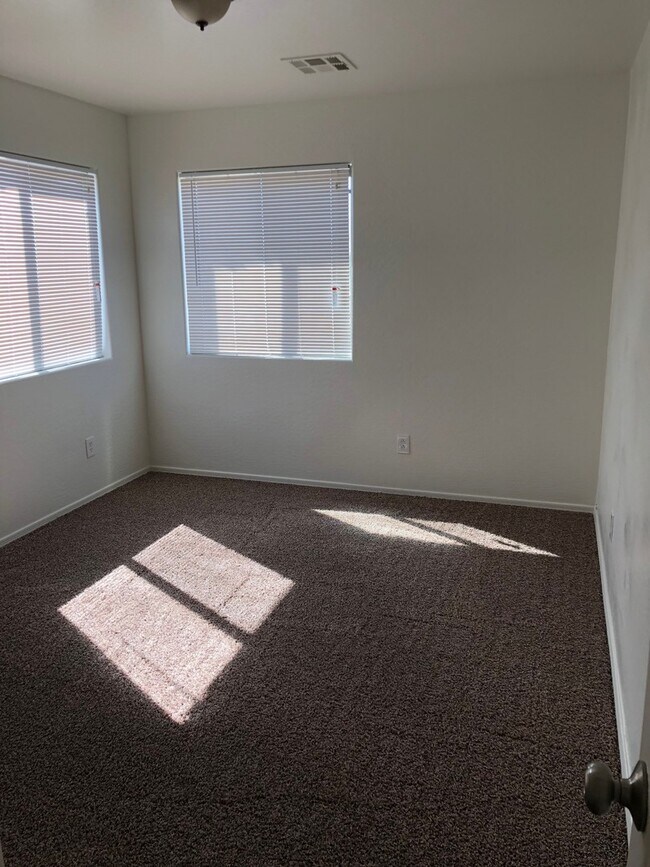 Building Photo - Massive 4 bedroom- 3 car garage- Large loft- Maricopa