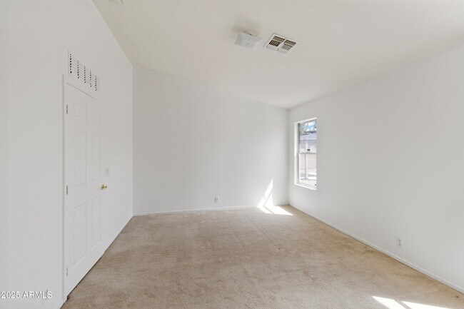 Building Photo - 909 E Harwell Rd