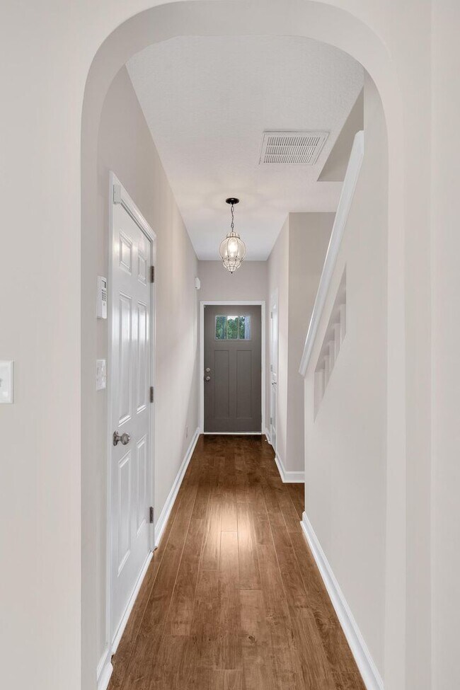 Building Photo - MOVE IN SPECIAL: 1st Months Rent free if l...