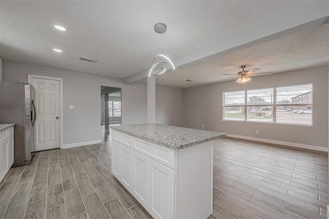 Building Photo - 300 Lane Dr