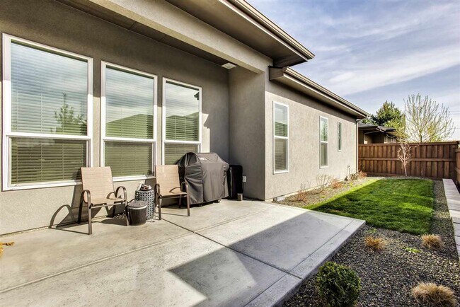 Building Photo - Beautiful 3 bed, 2 bath home in SpurWing Greens Subdivision!