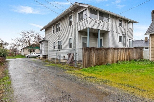 Building Photo - 7 Rose Ave