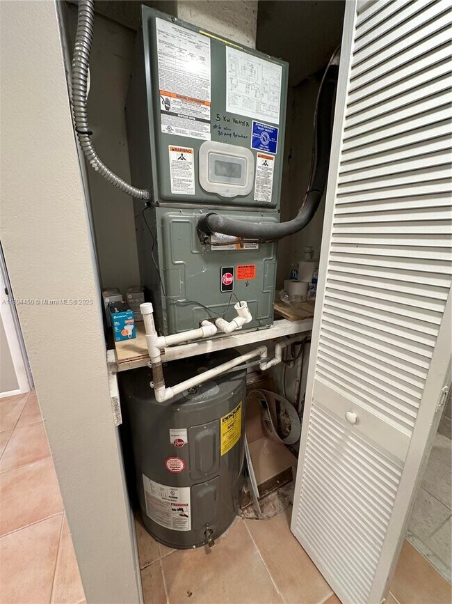 Building Photo - 3650 Inverrary Dr