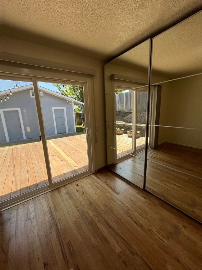 Building Photo - Sunny and Spacious 3/2 With Large Yard and...