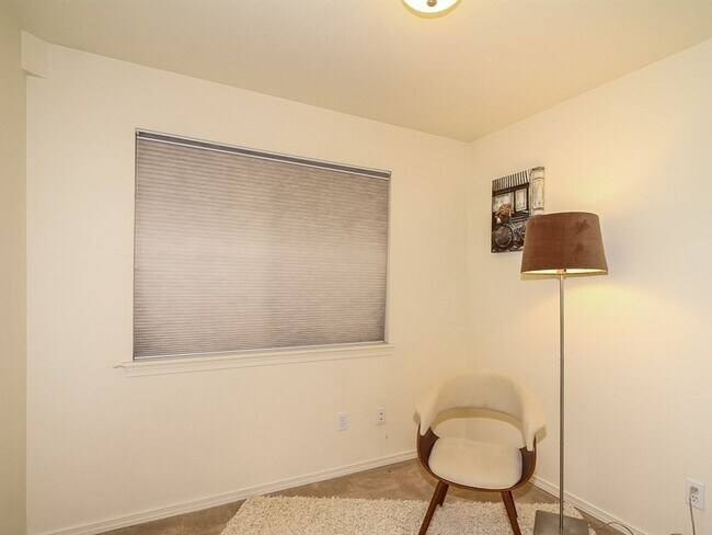 Building Photo - Fabulous Green Lake Townhome