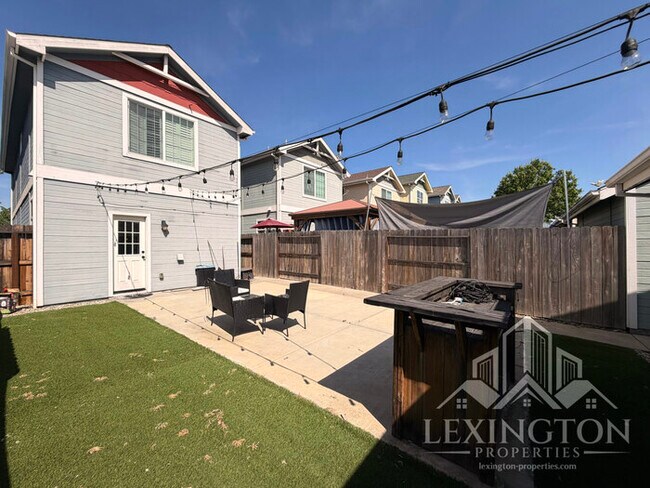 Building Photo - Modern Roseville Living – 3 Bed | 2.5 Bath |