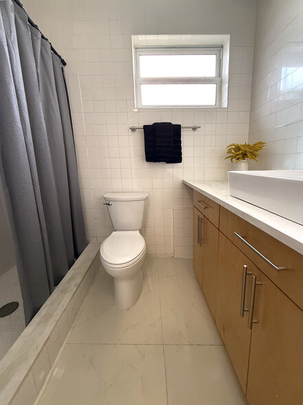Walk in Large Shower - 630 NE 37th St