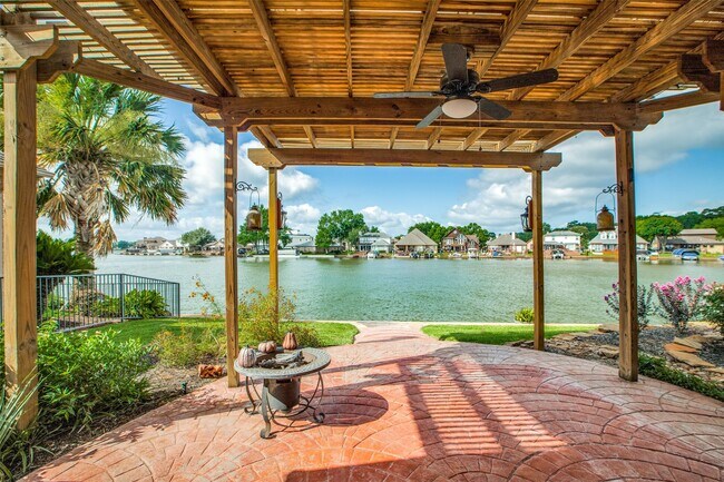 Building Photo - 13661 Lakeside Pl Dr