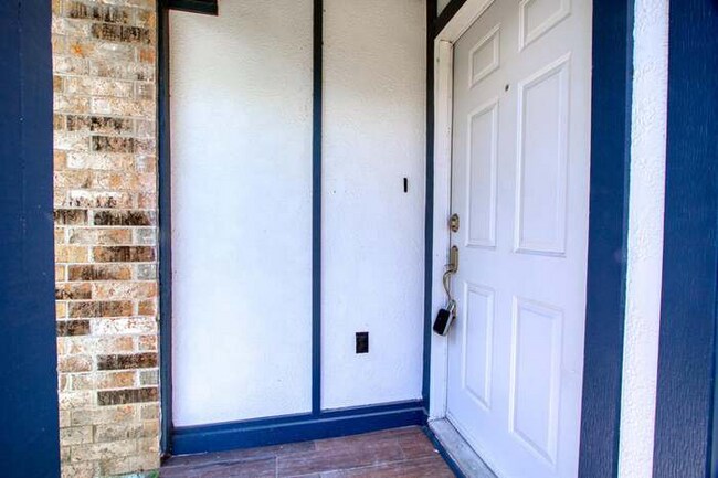 Building Photo - 2402 Summer Pl Dr